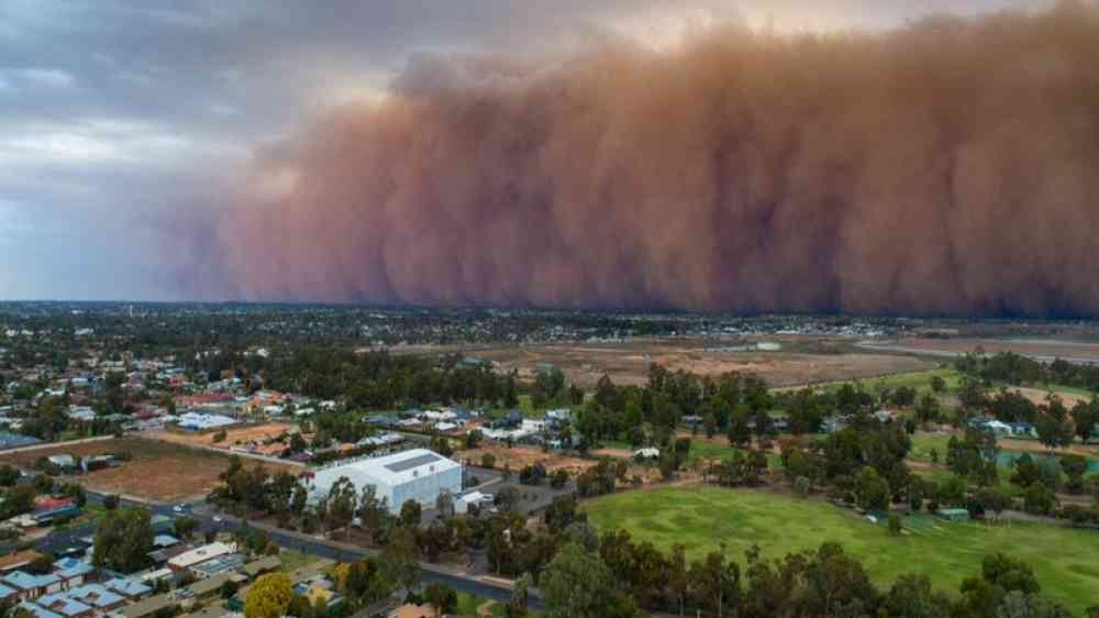 Duststorm engulfing a town