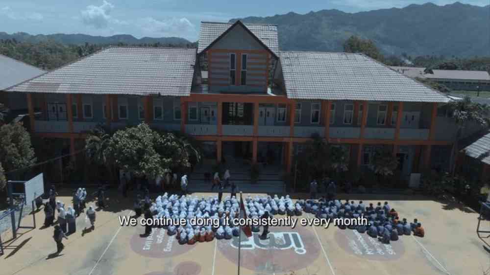 Screenshot of the "The Wave that Changed the World" documentary
